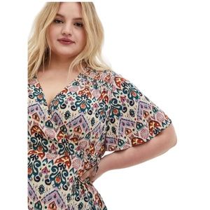 NWT Torrid Plus Ikat Yellow Rayon Crepe Smocked Surplice Top Size 1 914/16)